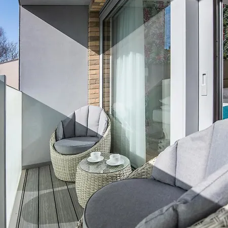 Lapwing Aparthotel *